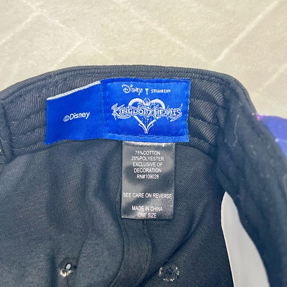 DISNEY KINGDOM HEARTS BLACK SNAPBACK CAP WITH AN EMBROIDERED LOGO NWT - Picture 4 of 7